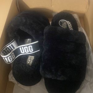 • UGG slippers •